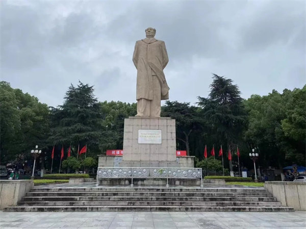 湖南大學(xué)，毛主席雕像